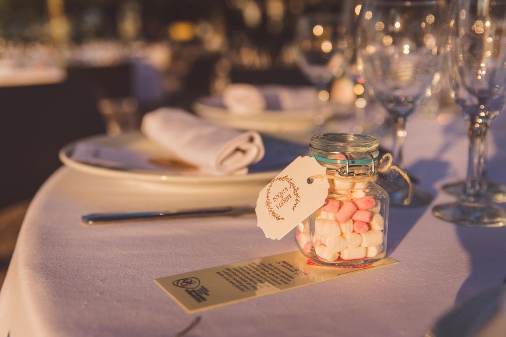 Decoración y detalle mesa invitados de la boda