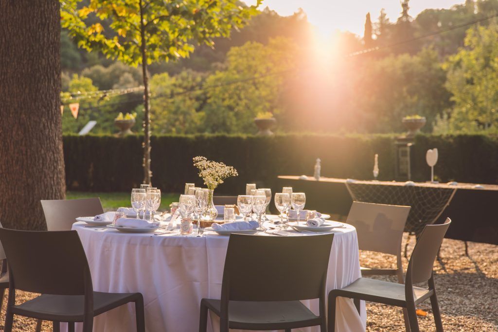 Mesa de invitados al aterdecer en Finca La Capella