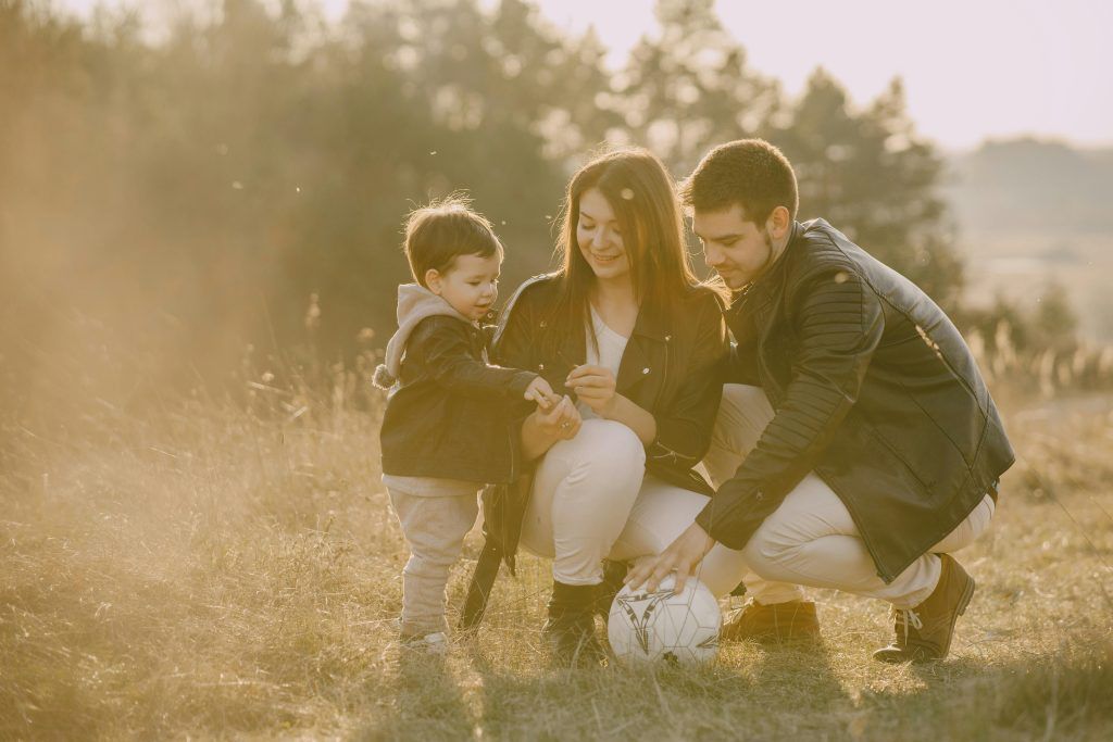 Familia jugando en la naturaleza