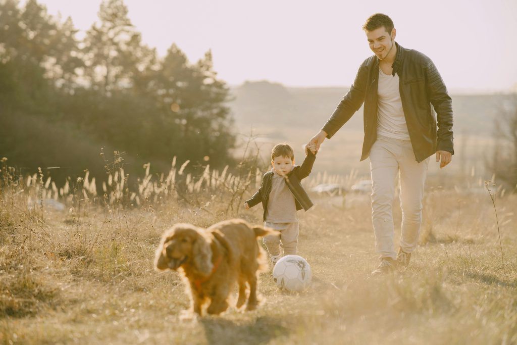 Familia y mascota en la naturaleza